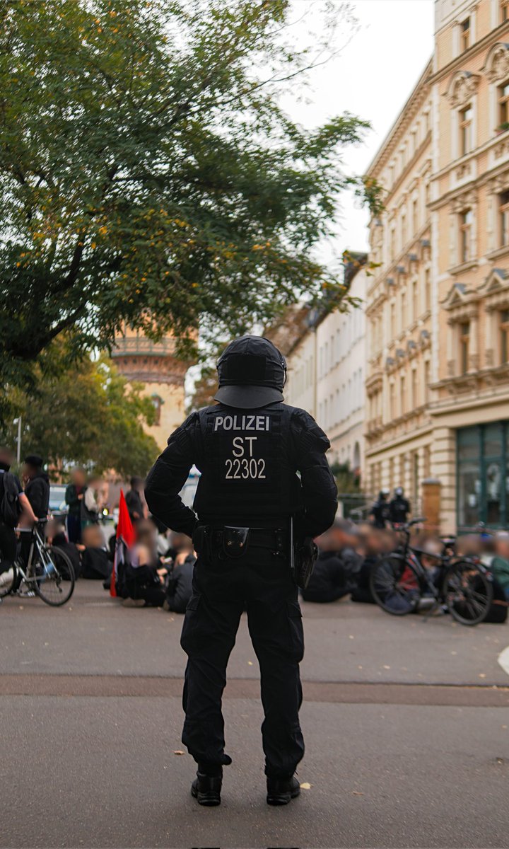 mic_weiland's tweet photo. Am heutigen '#TagderDeutschenEinheit' zogen Rechtsextreme um Sven Liebich durch #Halle. Für die rund 1,5 Kilometer lange Strecke brauchten die gut 100 Teilnehmenden auf Grund verschiedener Blockaden mehrere Stunden, der Aufzug musste umgeleitet werden.
#Halle #HAL0310 https://t.co/1Reod1XvAK