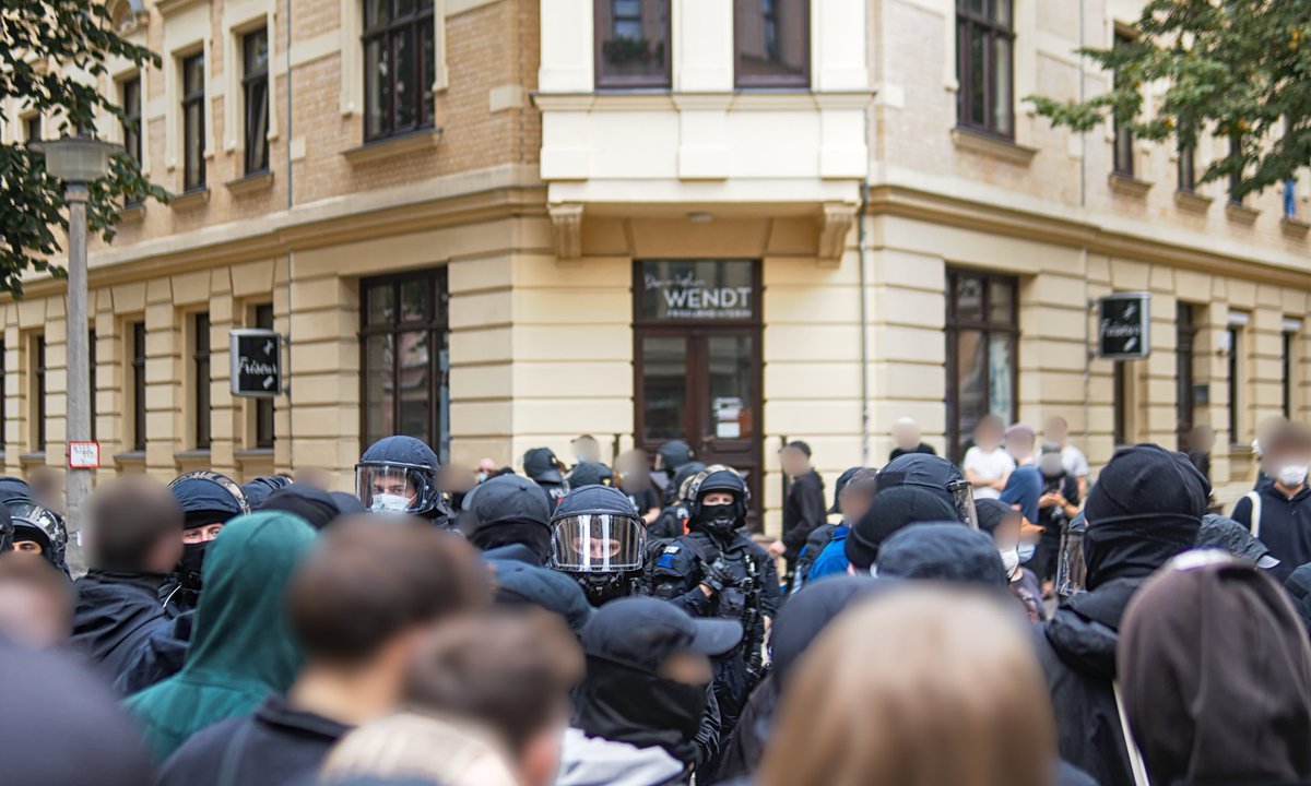 mic_weiland's tweet photo. Am heutigen '#TagderDeutschenEinheit' zogen Rechtsextreme um Sven Liebich durch #Halle. Für die rund 1,5 Kilometer lange Strecke brauchten die gut 100 Teilnehmenden auf Grund verschiedener Blockaden mehrere Stunden, der Aufzug musste umgeleitet werden.
#Halle #HAL0310 https://t.co/1Reod1XvAK
