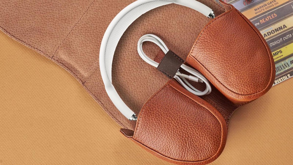 The <a href="/CapraLeather/">Capra Leather</a> Tan AirPods Max Case thegadgetflow.com/portfolio/capr… This AirPods Max accessory is handmade and features built-in neodymium magnets. #handmade #leather