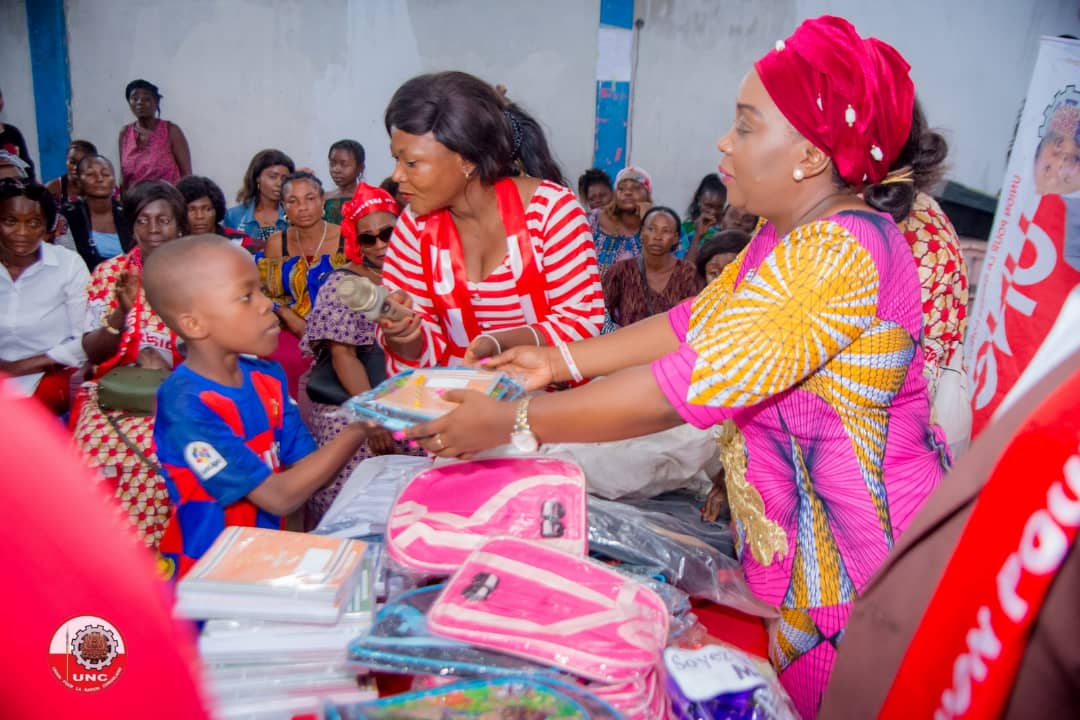 FemmesUncKin's tweet photo. La Présidente Interfédérale des femmes de l'UNC Kinshasa, Madame Elysée Chovu et son comité ont effectué une descente le mercredi 29 septembre 2021 dans les Districts de Kinshasa pour assister les enfants démunis et a profité pour redynamiser les mamans de Kinshasa. https://t.co/emD383aAOb