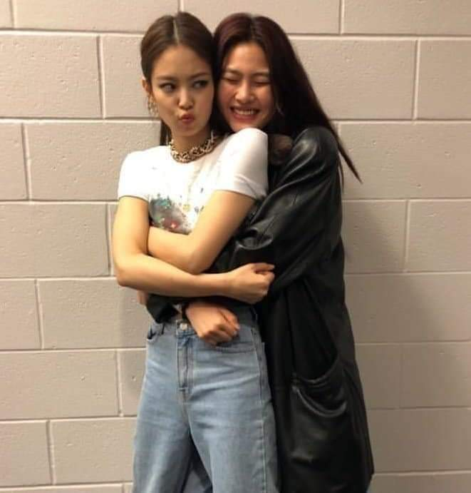 npomvtt's tweet photo. “Jennie está na lista de pessoas pelas quais sou grata enquanto atuava em ‘Squid Game’. Ela me deu parabéns tão feliz, como se minhas alegrias também fossem as dela, que me perguntei como esse anjo poderia existir.” Jung Hoyeon sobre sua amizade com Jennie do BLACKPINK. https://t.co/cuQq8vvdO7