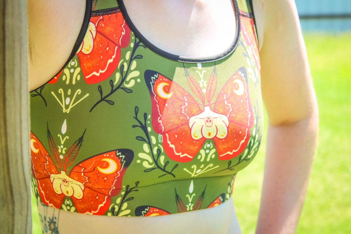 Samuel_XL5's tweet image. It's really fun, seeing my photography on my friends website! Check out Delovesrobotsart for some really awesome art and apparel. delovesrobotsart.com/product/moth-b…
Model: Frankie
#sportswear #SupportSmallBusinesses #LocalOKC