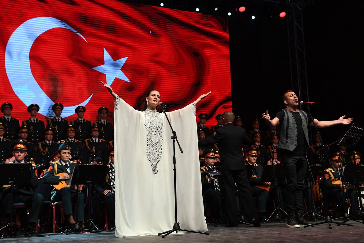 Vahap Seçer (@vahapsecer) on Twitter photo Muhteşem bir gece, muhteşem bir konser!
Aleksandrov Rus Kızılordu Korosu ve <a href="/haluklevent/">Haluk Levent ( Ahbap Ekibi )</a> halk konserinde cumhuriyet marşlarını hep birlikte söyledik.
Bu büyüleyici orkestraya, dans gösterileri de eşlik etti.
Coşkumuz hiç bitmesin 🎶🎼🎻🎸🎺
#BurasıMersin Muhteşem bir gece, muhteşem bir konser!
Aleksandrov Rus Kızılordu Korosu ve <a href="/haluklevent/">Haluk Levent ( Ahbap Ekibi )</a> halk konserinde cumhuriyet marşlarını hep birlikte söyledik.
Bu büyüleyici orkestraya, dans gösterileri de eşlik etti.
Coşkumuz hiç bitmesin 🎶🎼🎻🎸🎺
#BurasıMersin