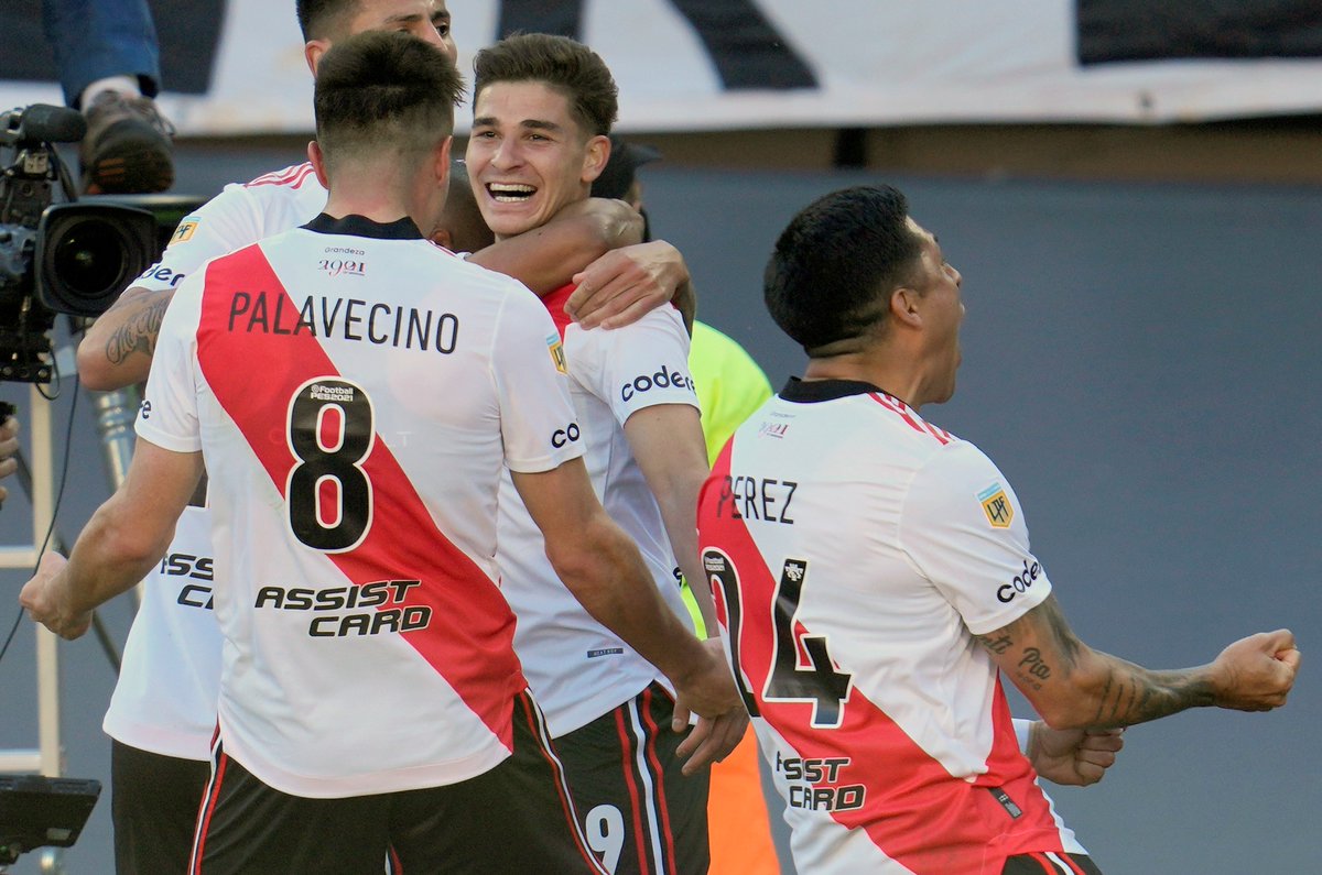 DiarioOle's tweet photo. ⚪️🔴 El grito de Enzo: así festejó el primero de Julián Álvarez para River ante Boca.

🗣️ De cara a sus pares, esos hinchas que están en las tribunas. https://t.co/kcw9V9bXeD
