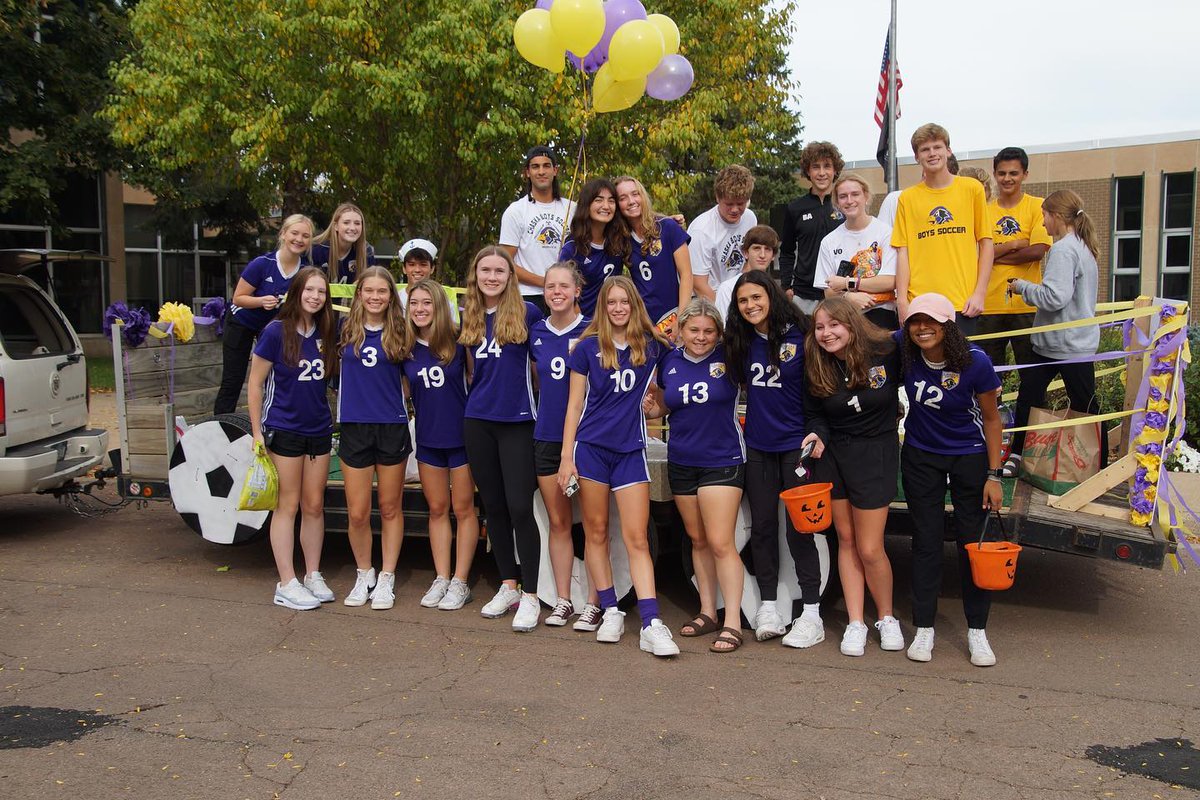 vuolo's tweet image. Homecoming, Hawks style!