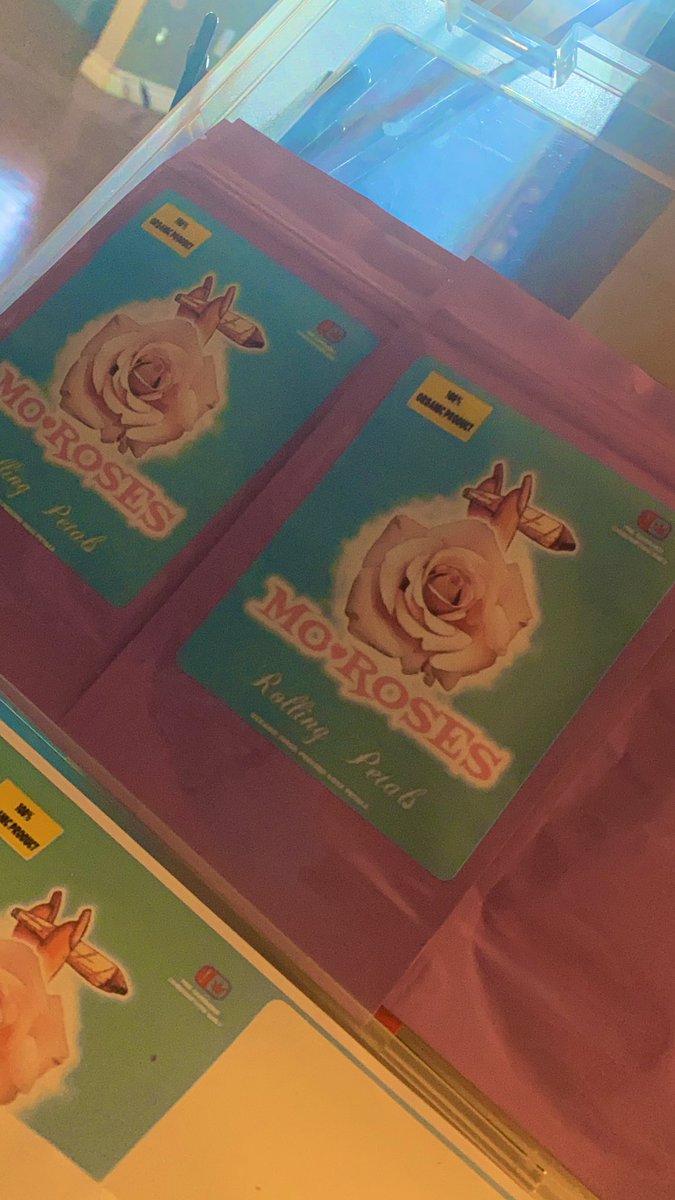 itsmoroses's tweet photo. The best blunts are made of rose petals 🌷🌹🌷🌹 https://t.co/kZfN0lqj6d https://t.co/5NCS7VZFGN