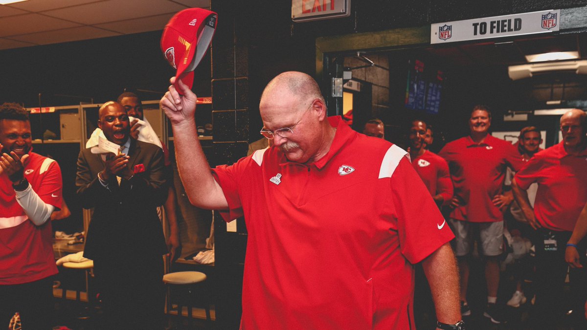 Chiefs's tweet photo. One of the greatest to ever do it. https://t.co/jnDj5Z6mxu