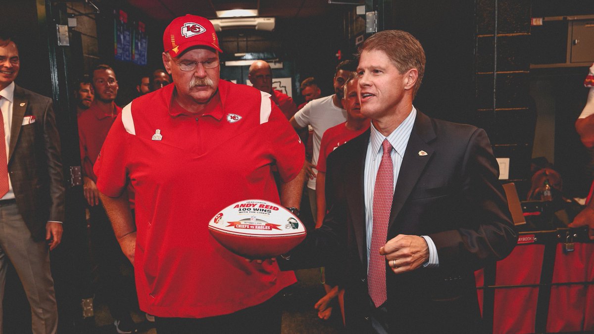 Chiefs's tweet photo. One of the greatest to ever do it. https://t.co/jnDj5Z6mxu