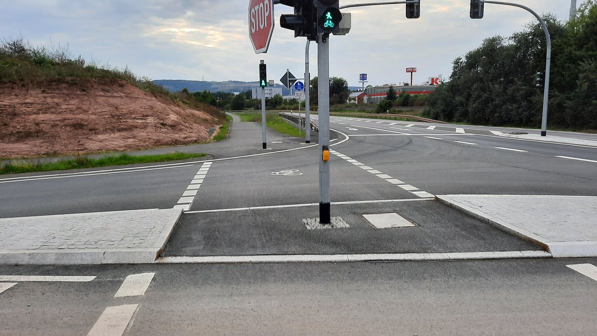 Is auch echt zu viel verlangt, an einer neu hergestellten Einmündung agO eine 0-Absenkung vorzusehen, oder?
Und natürlich ist radeln auf der Fahrbahn (also da, wo durchgehend 0-absenkung) ganz füchterbar gefääääährlich 🙄
Spezis aus dem SaaleHolzlandKreis eben 🤷‍♂️ 🤡