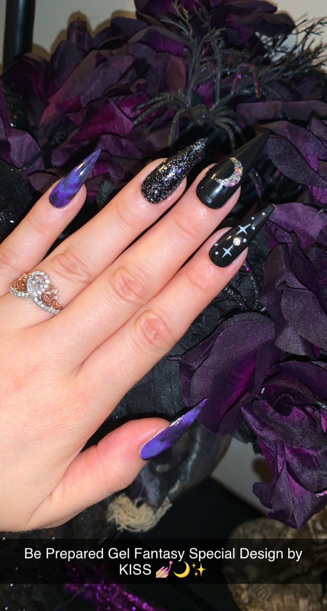 EricaLynn1549's tweet image. #BePrepared #GelFantasy #SpecialDesign #KISS #Halloween #HalloweenNails #SpookyNails #Glitter #NailArt #NailsOfTheWeek 💅🏼🌙✨ @KissProducts