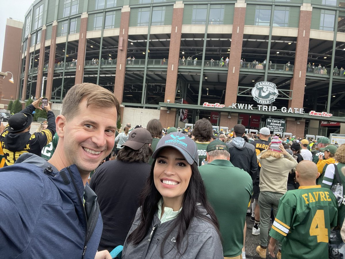 Johnny_Post's tweet photo. Finally made it to a Packer game with @juliafello!!! #getloudlambeau #packers #gopackgo https://t.co/77mQ9R2QDg