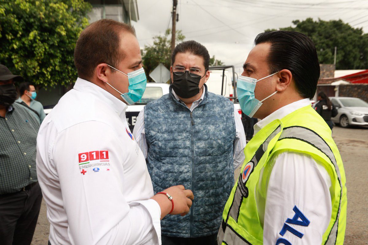 LuisBNava's tweet photo. Estamos trabajando en equipo con el gobernador @makugo para atender las zonas afectadas en Casa Blanca. Las familias no están solas, estamos con ellas, y todo nuestro equipo está para servirles ante cualquier emergencia. https://t.co/NvtzDg2nXJ