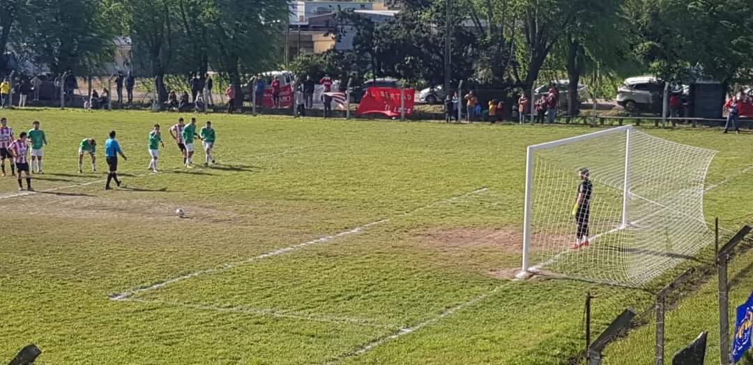 FEDARIBON's tweet photo. #CopaOFI 
DIVISIONAL B
SERIE H
Sexta Fecha
🏟️"Mario Vecino" (San Jacinto)

FINAL DEL PARTIDO 

✅VIDA NUEVA (San Jacinto) 3-1 LIBERTAD (Canelones) 

Goles⚽: 5' Bruno Larregui -P-(L), 16' Luis Recoba (SJ), 50' Leandro Batista (SJ), 82' Julián Hernández (SJ) 

📷Latorre FM https://t.co/GM3OmbKOdT
