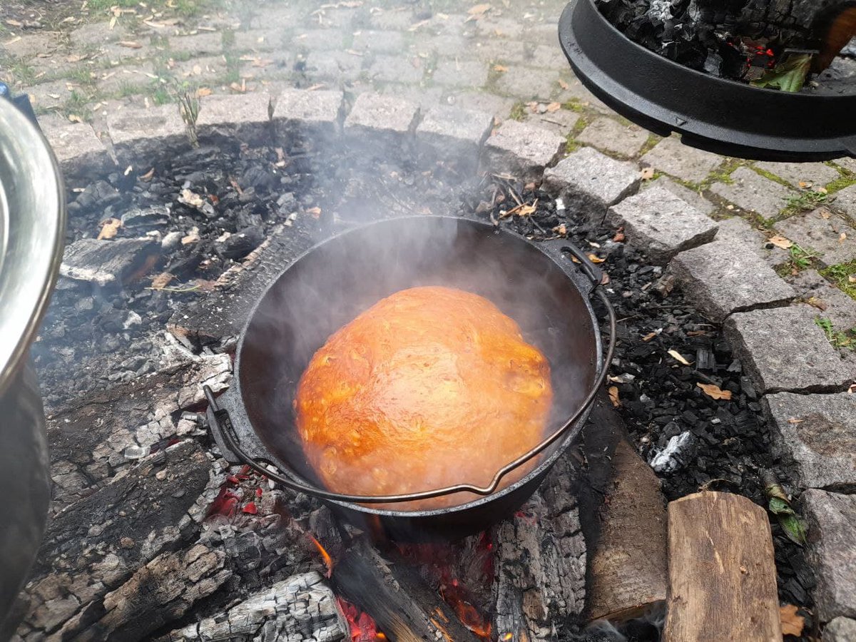Familienkochen am #Lagerfeuer @SDW_Bundesverb OV #Mannheim
Zwiebelbrot aus dem Dutch Oven, knusprige Haselblätter im Bierteig, Gemüseeintopf, Bratkartoffeln, Popcorn ... Was will man mehr?
Vielen Dank an die tollen TN!
#Erlebnispädagogik #Waldpädagogik #Outdoorküche