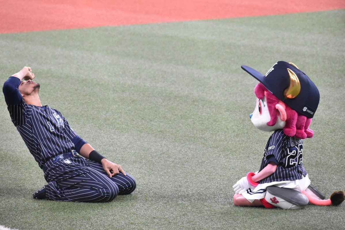playball366's tweet photo. 2021年10月3日(日)
試合前のストレッチタイムかと思いきやお茶会を楽しむモヤと提供するバファローベル☺️
#Bs2021 #全員で勝つ #WeAreChallengers
#スティーブン・モヤ
#バファローベル #BuffaloBell https://t.co/grnKLUqcLe