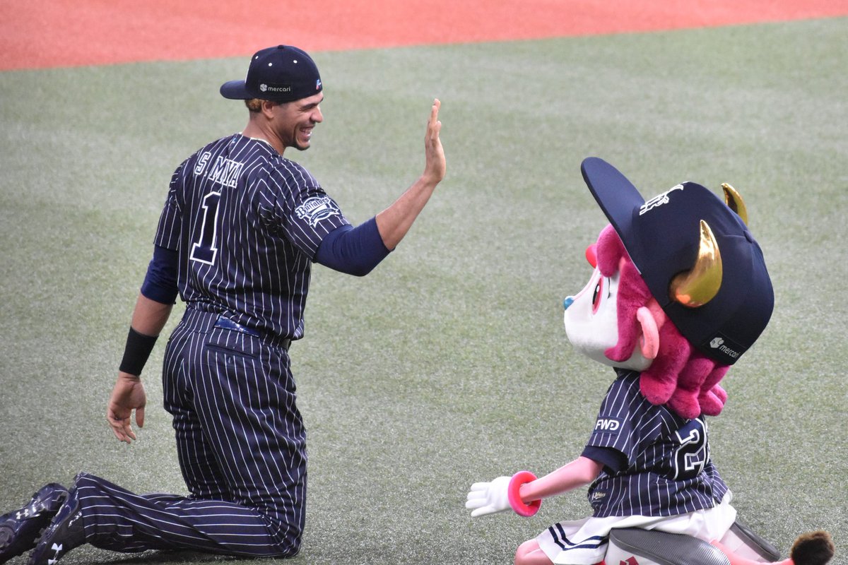 playball366's tweet photo. 2021年10月3日(日)
試合前のストレッチタイムかと思いきやお茶会を楽しむモヤと提供するバファローベル☺️
#Bs2021 #全員で勝つ #WeAreChallengers
#スティーブン・モヤ
#バファローベル #BuffaloBell https://t.co/grnKLUqcLe
