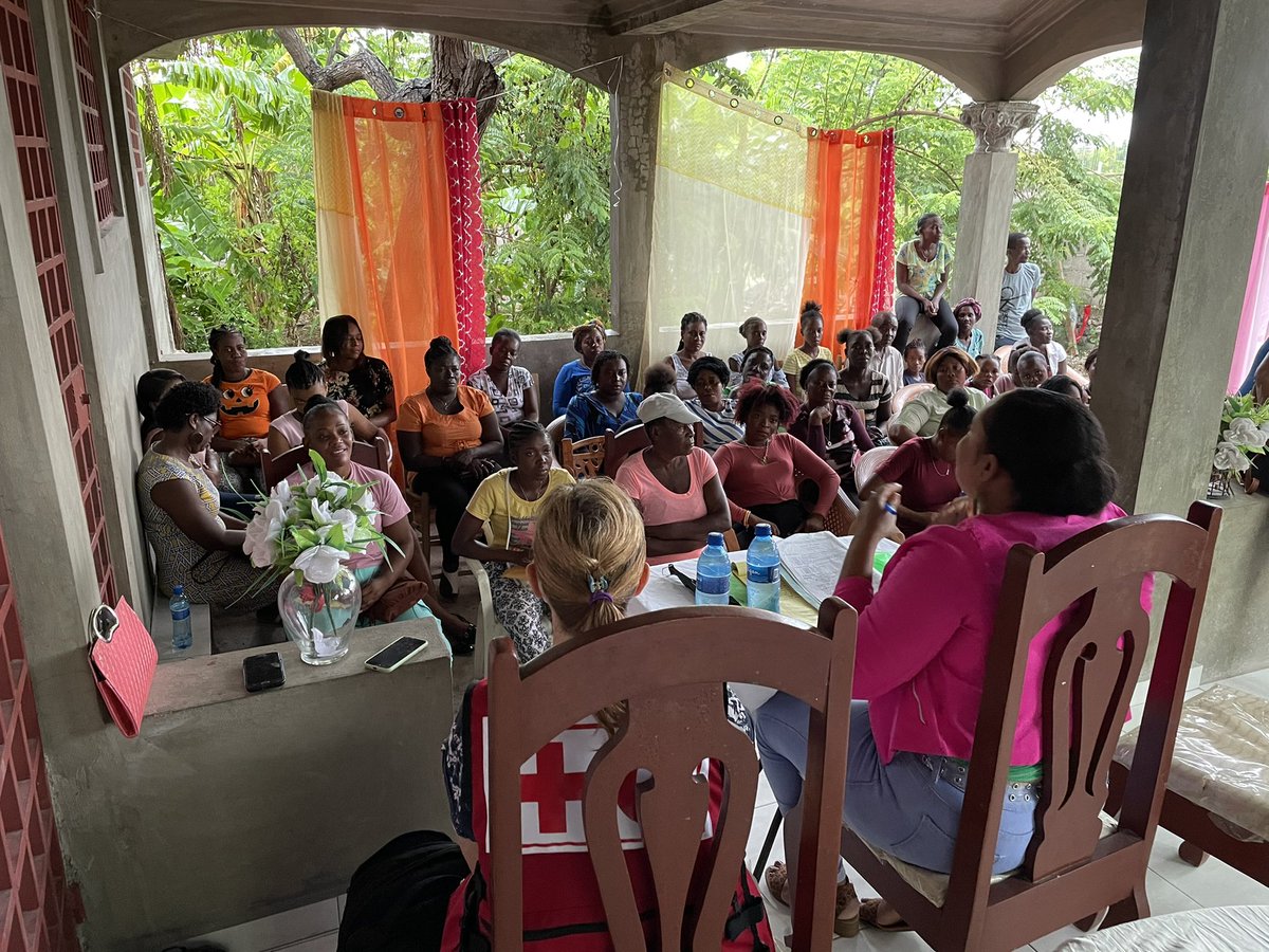 Session on hygiene promotion and epidemics at today’s women’s group meeting with the OFADES organisation in #lescayes #haiti 🙌 #redcross #ifrc #diseaseprevention