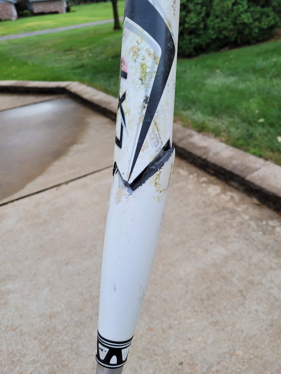 leaver_olivia's tweet photo. Broke my favorite bat today at hitting practice with Extreme Elite on the hack attack. Here are a few pictures of the damage
RIP James 😔
Jan. 2020 - Oct. 2021 https://t.co/4CspYoC8OE