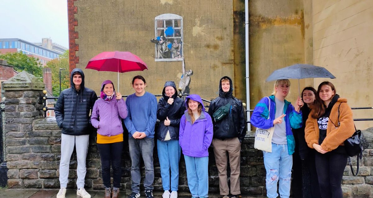 UxIgFu's tweet image. Mañana de inmersión cultural en español con el alumnado de y13 @ChewValleySch por las calles de Brístol. Ruta de graffiti y arte urbano por la ciudad con Paco de @BristolApie. ¡Una maravilla! #ArteEnEspañol