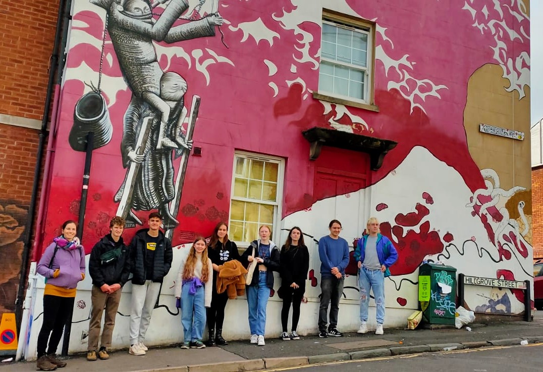 UxIgFu's tweet image. Mañana de inmersión cultural en español con el alumnado de y13 @ChewValleySch por las calles de Brístol. Ruta de graffiti y arte urbano por la ciudad con Paco de @BristolApie. ¡Una maravilla! #ArteEnEspañol