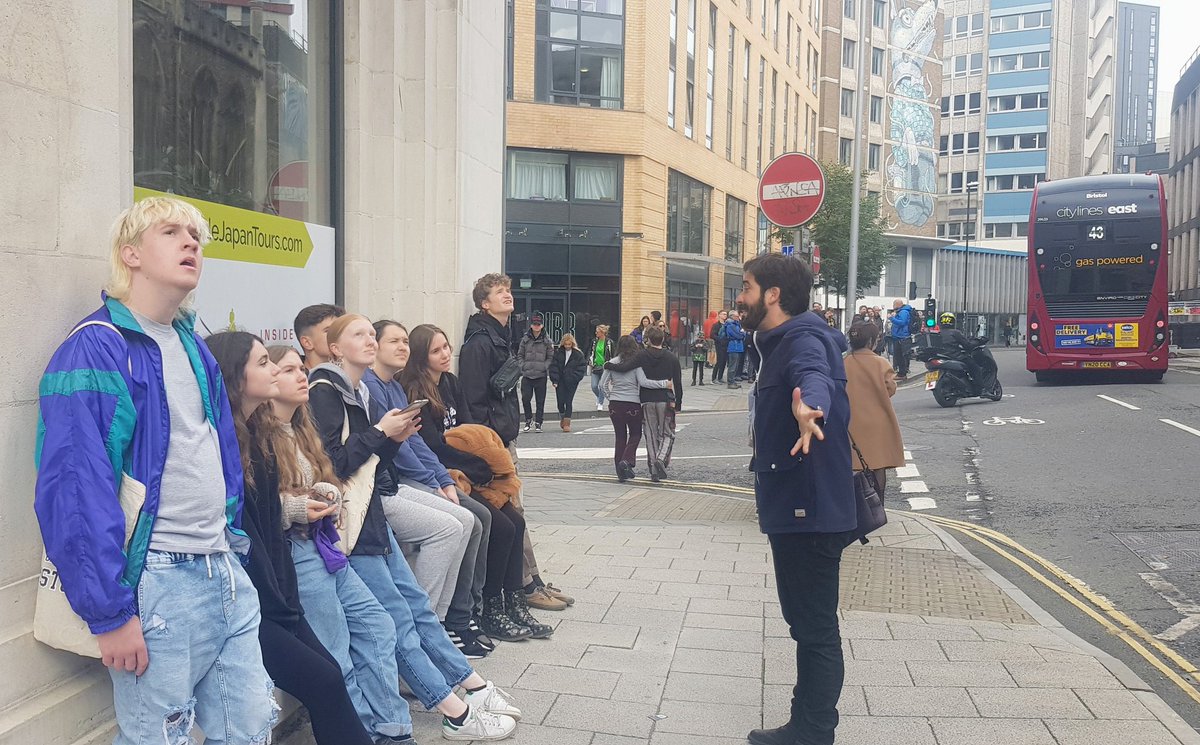 UxIgFu's tweet image. Mañana de inmersión cultural en español con el alumnado de y13 @ChewValleySch por las calles de Brístol. Ruta de graffiti y arte urbano por la ciudad con Paco de @BristolApie. ¡Una maravilla! #ArteEnEspañol