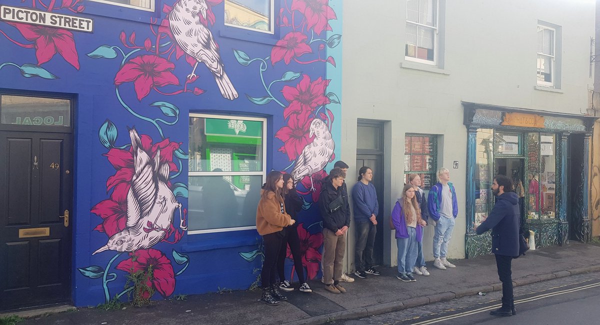 UxIgFu's tweet image. Mañana de inmersión cultural en español con el alumnado de y13 @ChewValleySch por las calles de Brístol. Ruta de graffiti y arte urbano por la ciudad con Paco de @BristolApie. ¡Una maravilla! #ArteEnEspañol