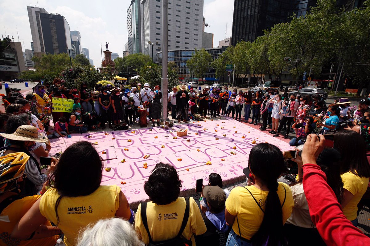 lajornadaonline's tweet photo. #GaleríasLaJornada | Colectivos de #Mujeres se manifestaron en donde estuvo ubicaba la estatua a Cristóbal Colón y renombraron la glorieta como la de ‘Las Mujeres que luchan’. Con pintas y re-escribieron los nombres de las  víctimas de #feminicidio.  

https://t.co/Bl8ekfxYxe https://t.co/GErgr3ROtw