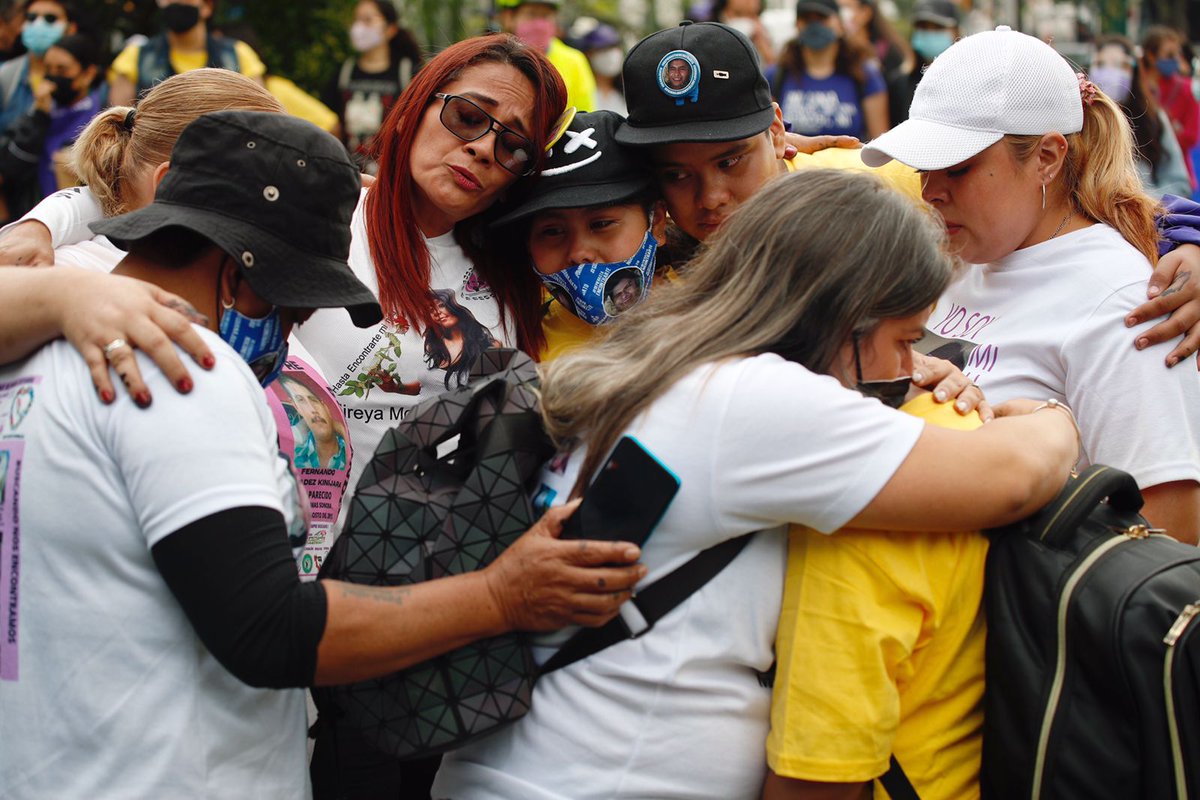 lajornadaonline's tweet photo. #GaleríasLaJornada | Colectivos de #Mujeres se manifestaron en donde estuvo ubicaba la estatua a Cristóbal Colón y renombraron la glorieta como la de ‘Las Mujeres que luchan’. Con pintas y re-escribieron los nombres de las  víctimas de #feminicidio.  

https://t.co/Bl8ekfxYxe https://t.co/GErgr3ROtw