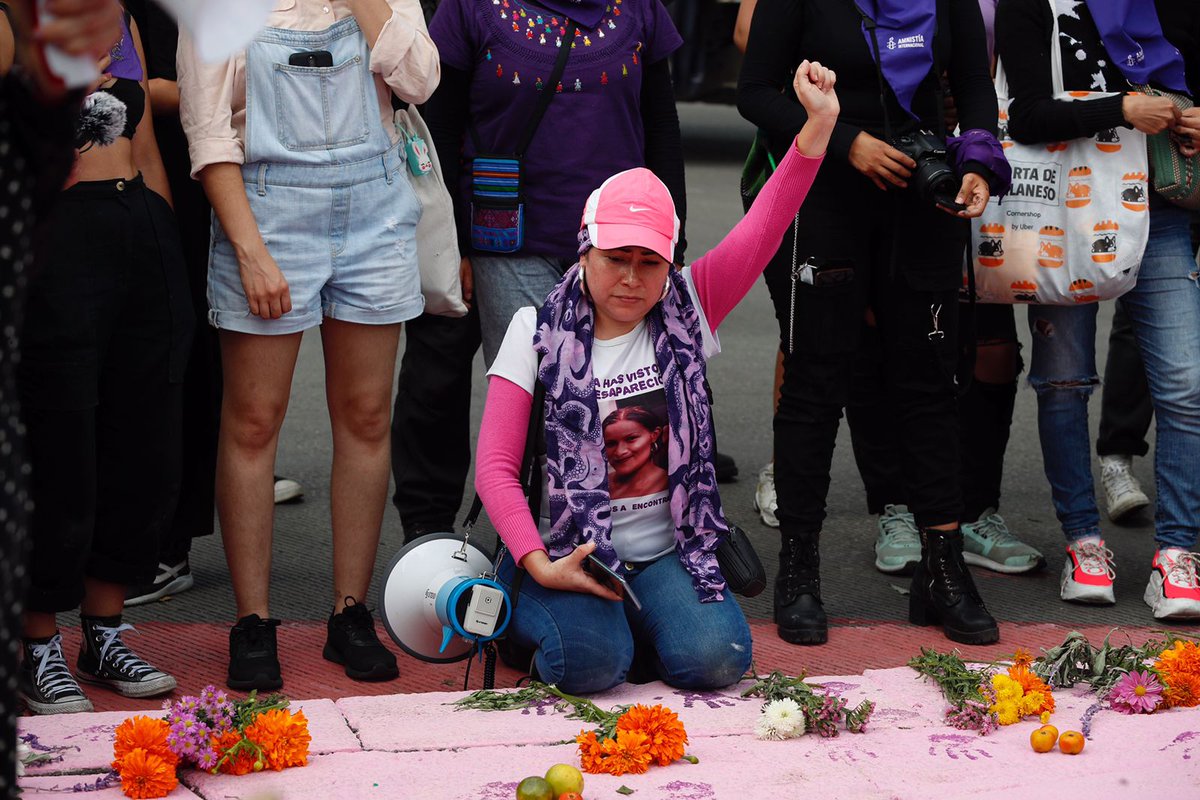 lajornadaonline's tweet photo. #GaleríasLaJornada | Colectivos de #Mujeres se manifestaron en donde estuvo ubicaba la estatua a Cristóbal Colón y renombraron la glorieta como la de ‘Las Mujeres que luchan’. Con pintas y re-escribieron los nombres de las  víctimas de #feminicidio.  

https://t.co/Bl8ekfxYxe https://t.co/GErgr3ROtw