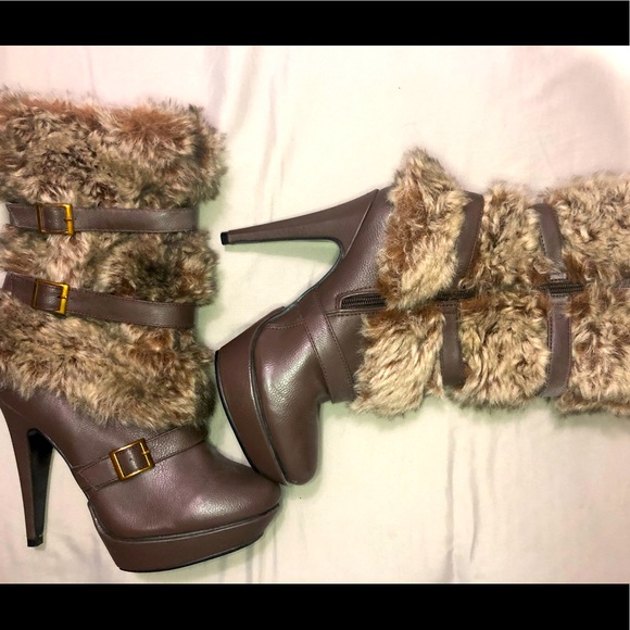 thechicbirdie's tweet photo. So good I had to share! Check out all the items I'm loving on @Poshmarkapp #poshmark #fashion #style #shopmycloset: https://t.co/y64XxM9ncf https://t.co/3z3iP42cNt