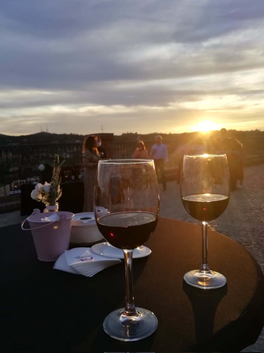 MariPazSerReg's tweet photo. Ayer disfrutamos de #sunsetwine, una genial iniciativa de @toledoayto en la que degustamos 3 vinos buenísimos de #bodegasmartúe contemplando el atardecer frente en el Mirador de San Cristóbal con música al piano de fondo.
#toledo #turismotoledo https://t.co/D6H8LDs2zj