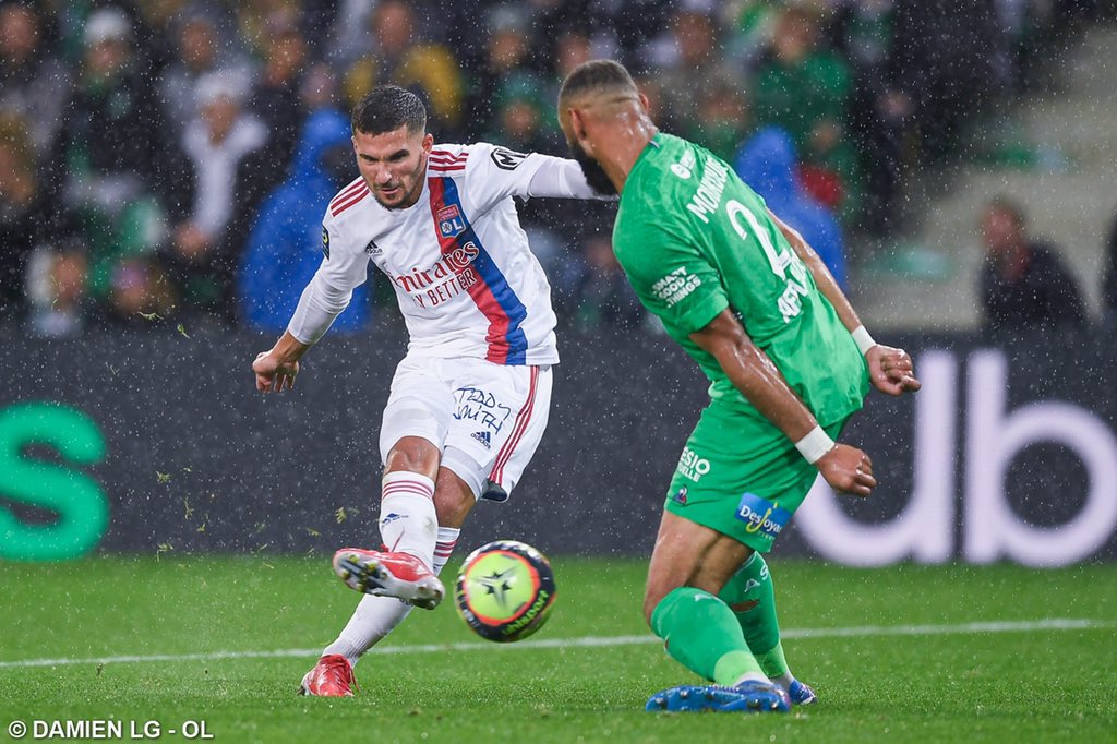 HoussemAouar's tweet photo. Un match nul tellement frustrant. Nous aurions aimé rapporter la victoire aux Lyonnais… Allez l’OL ❤️💙 https://t.co/FHsU1n0gZr
