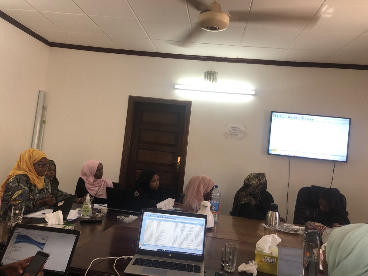 ZHerTech21's tweet photo. Introduction to SPSS to some ZHerTech team members. Graduate students are trained to collaborate and work with data analysis task at Milele. Preparing the girls to enter job market. @volunteerism @GirlsinTech @YouthTechGirls https://t.co/laGfdRJihN