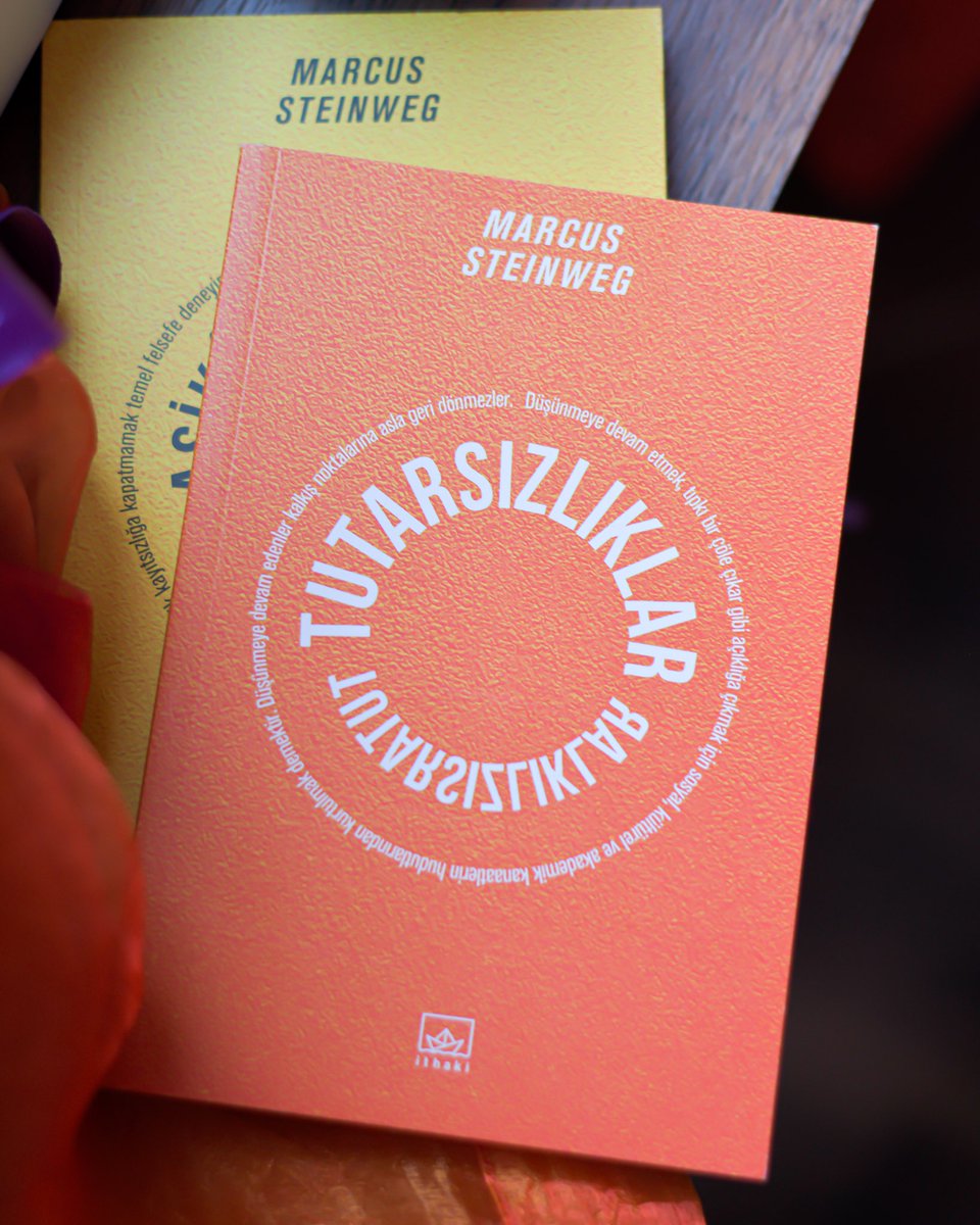 Marcus Steinweg ilk kitabında benimsediği yöntemin aynısını, arzudan cinselliğe, güncel sanattan eleştirel düşünceye, ahlaktan edebiyata uzanan çeşitli konularda toplamda yüz otuz altı başlığın yer aldığı Tutarsızlıklar'da da sürdürüyor.