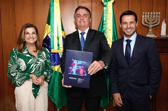 Presidente da República e Ministro do Turismo recebem convites para o FESTURIS 2021!
guiadoturismobrasil.com/noticia/4543/p…
#festuris #gramado #feira #mercado #luxo #turismo #negócios