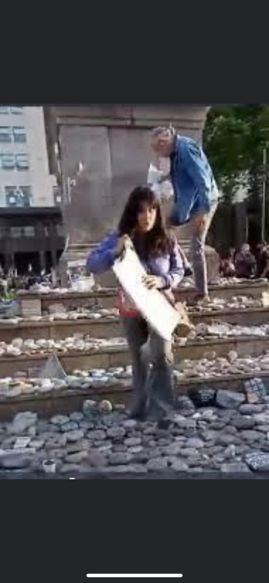 MdqNormy's tweet photo. No olvidar que los muertos que significan esas piedras, murieron por no tener las vacunas, por robárselas, por vacunar a los amigos y no tener un plan de vacunación racional.-
#ElPeorGobiernoArgentino
#14N____ https://t.co/q9QjjXyHpF