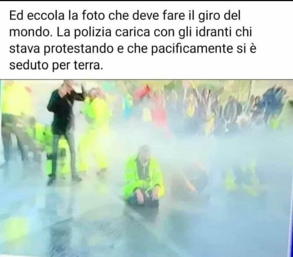 LicenzaPoetica's tweet photo. The photo that has to go around the world.  The police charged with fire hydrants those who were protesting and who peacefully sat on the ground.
@BBCWorld @elpais_brasil @elpais_espana @elpais_america 
@nytimes @reuters_italia @CBCNews @BILD
#Trieste #dittatura #vergogna https://t.co/iBmnbuvYVh