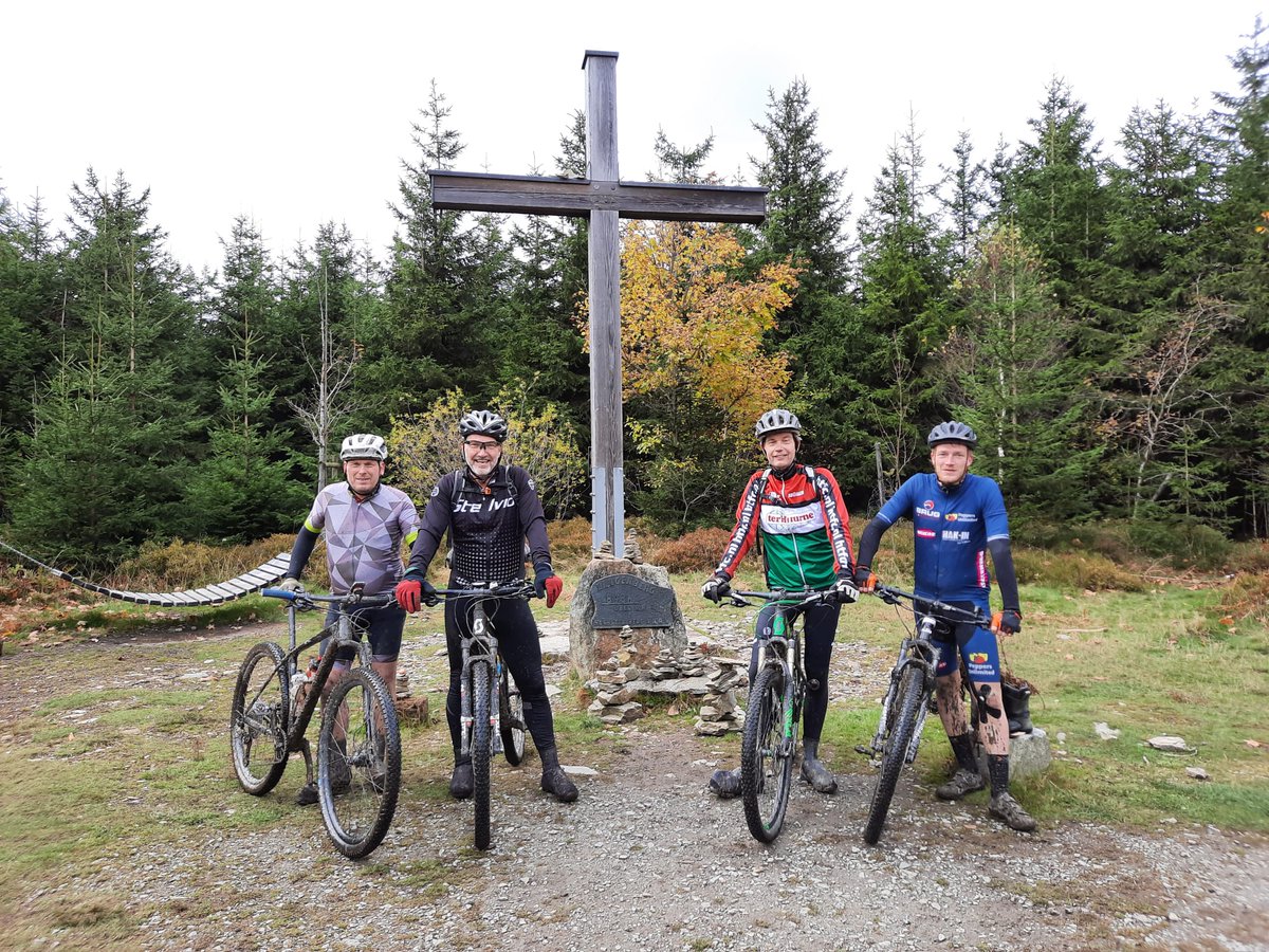 Nijhuis_Bouw's tweet photo. Een keer geen bericht over onze projecten maar een georganiseerd geslaagd en sportief weekend Sauerland. Collega’s genoten van diverse fiets- mountainbike- en wandelroutes in deze mooie omgeving. Ook zijn er tijdens de pubquiz en bingoavond mooie prijzen gewonnen. #teambuilding https://t.co/McFCHGtLNb