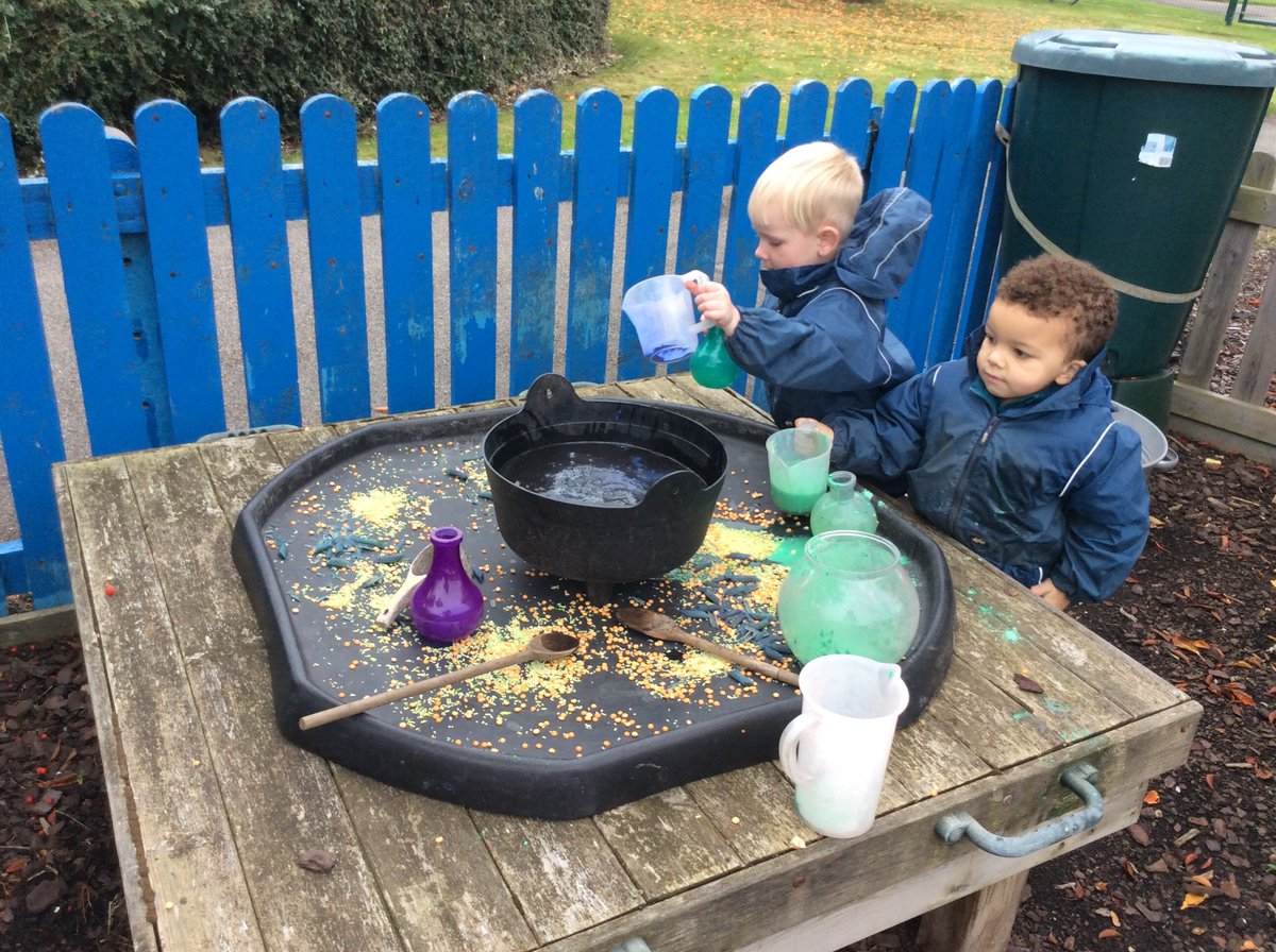 miss_fortes's tweet photo. Making witches brew in the mud  kitchen @cpaeyfs 🧙🏿‍♀️🕸🧛🏼‍♂️🕷 https://t.co/OCFyc6TeiX