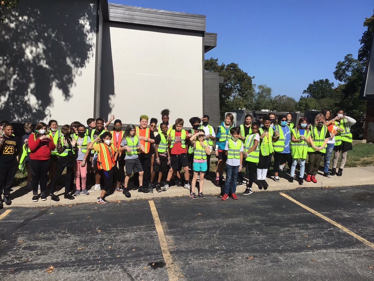 RushtonPeters's tweet photo. The Rushton 6th Grade had its first field trip of the Year. We joined with the city of mission to clean up the area near the school. The students did a great job. @rushtonpta @Rushton5121 @theSMSD https://t.co/QxSXYO70Gh