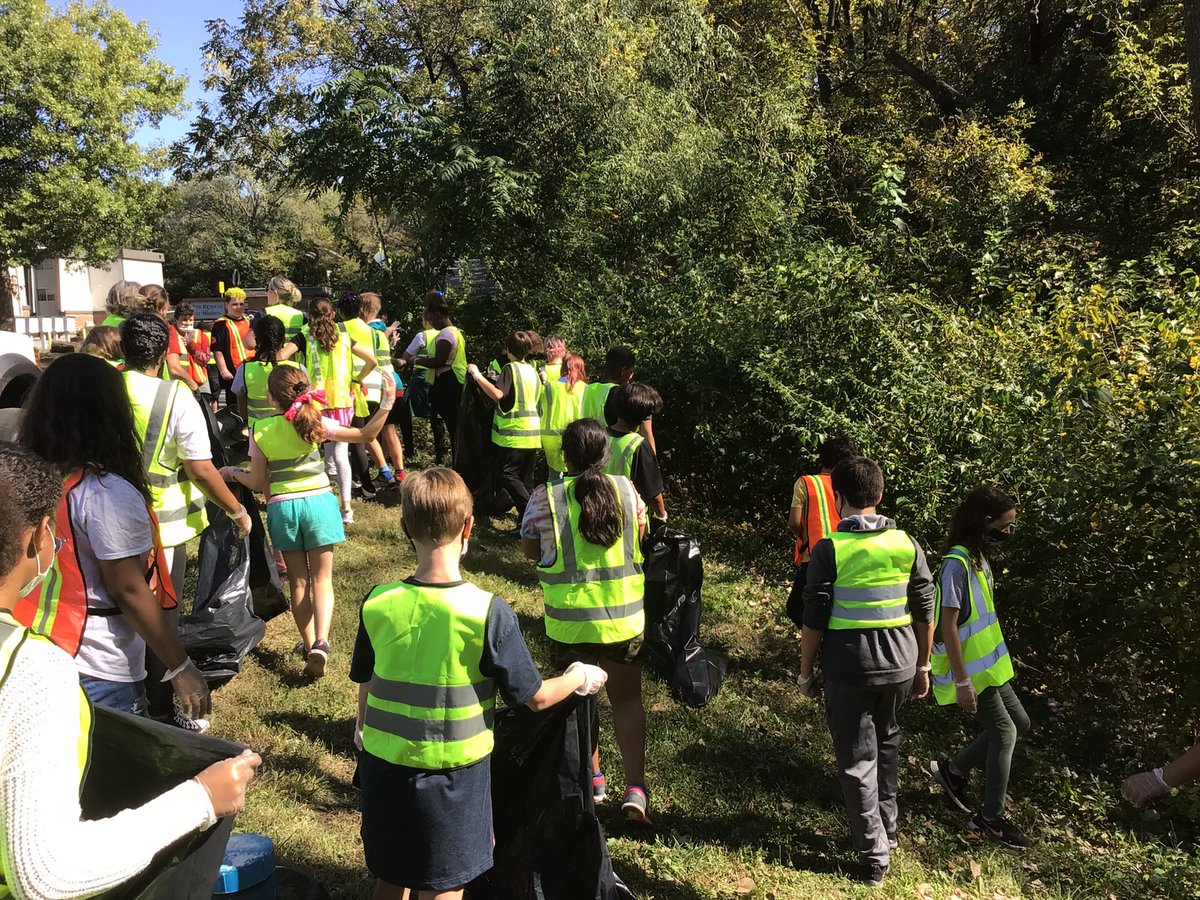 RushtonPeters's tweet photo. The Rushton 6th Grade had its first field trip of the Year. We joined with the city of mission to clean up the area near the school. The students did a great job. @rushtonpta @Rushton5121 @theSMSD https://t.co/QxSXYO70Gh