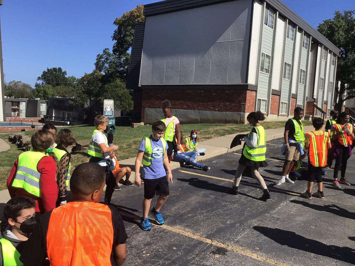 RushtonPeters's tweet photo. The Rushton 6th Grade had its first field trip of the Year. We joined with the city of mission to clean up the area near the school. The students did a great job. @rushtonpta @Rushton5121 @theSMSD https://t.co/QxSXYO70Gh