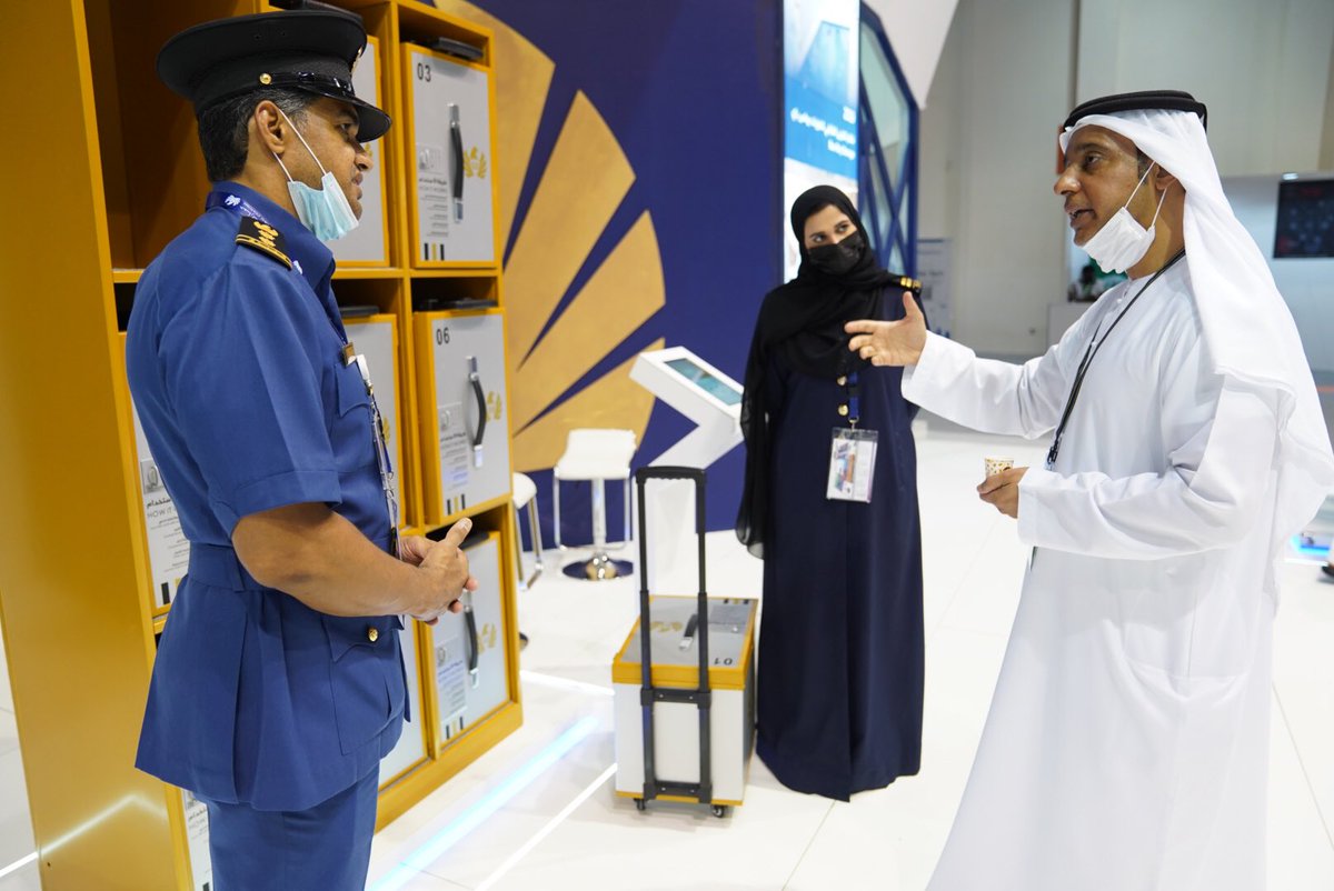 زار سعادة أحمد عبدالله بن لاحج الفلاسي المدير العام للهيئة الاتحادية للجمارك منصة #مؤسسة_الموانئ_والجمارك_والمنطقة_الحرة في معرض #جيتكس حيث اطلع على المشاريع المشاركة  كما استمع لشرح مفصل عن مبادرات #جمارك_دبي الذكية حيث أثنى على جهود الدائرة في تعزيز #التجارة وحماية المجتمع.