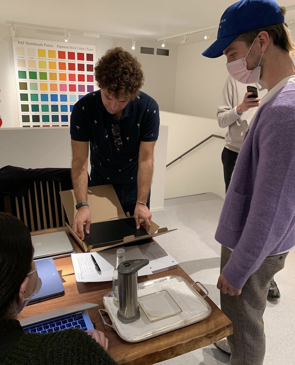 hirst_official's tweet photo. The REDEMPTION of my 💸💸💸💸🎨🎨🎨🎨CURRENCY project has started !! This is the first people exchanging their NFT TENDERS for the physical TENDERS (the physical art) at my Claridge’s show. Oh my goodness what have I done? And what does it even mean??? Boiiiinngggg!!! HELP! https://t.co/bZGcCuiBhJ