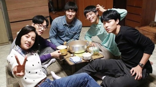 HabisNontonFilm's tweet photo. Tiba2 keinget Reply 1988, salah satu drama korea terbaik yg berhasil bikin jatuh cinta sama semua karakter dan lokasinya. Nonton ini jadi pengen tinggal di Ssangmun-dong dan main sama mereka. 🥲

Kalo pengen rewatch, ada di VIU ya. 
https://t.co/rPX4Zpsj55 https://t.co/Za1Ep9XyAJ