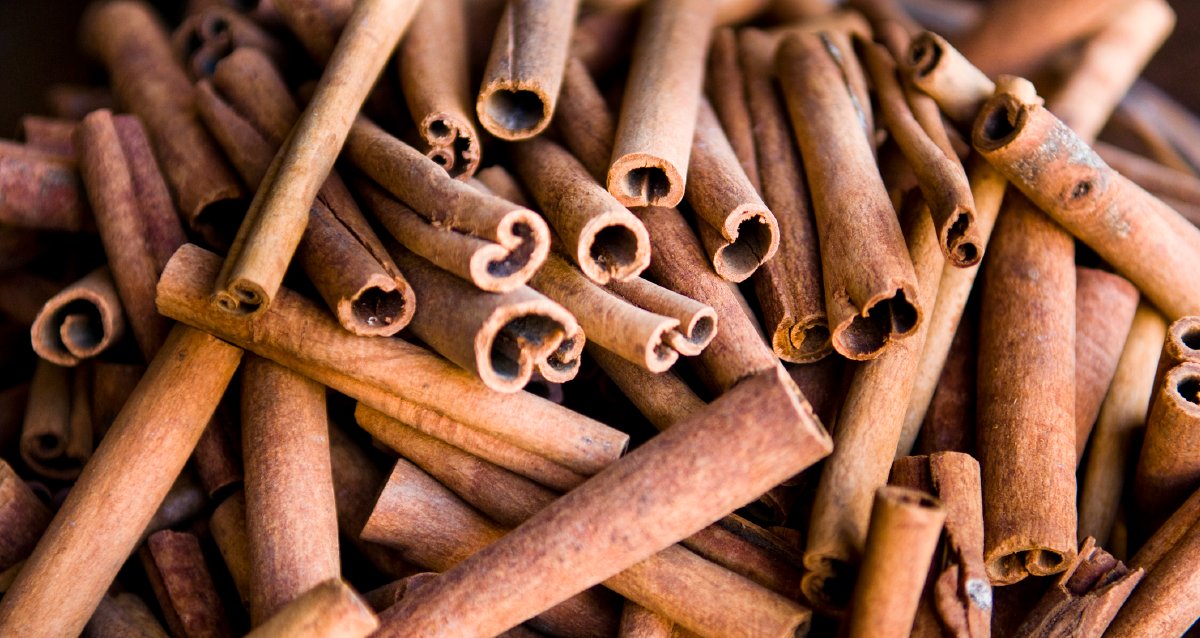 WebMD's tweet photo. Lots of health claims have been made about cinnamon -- saying it can fight everything from high blood pressure and acne to cancer. What you should know before you try it: https://t.co/BYhyChKS9M https://t.co/hd7DZsghYA
