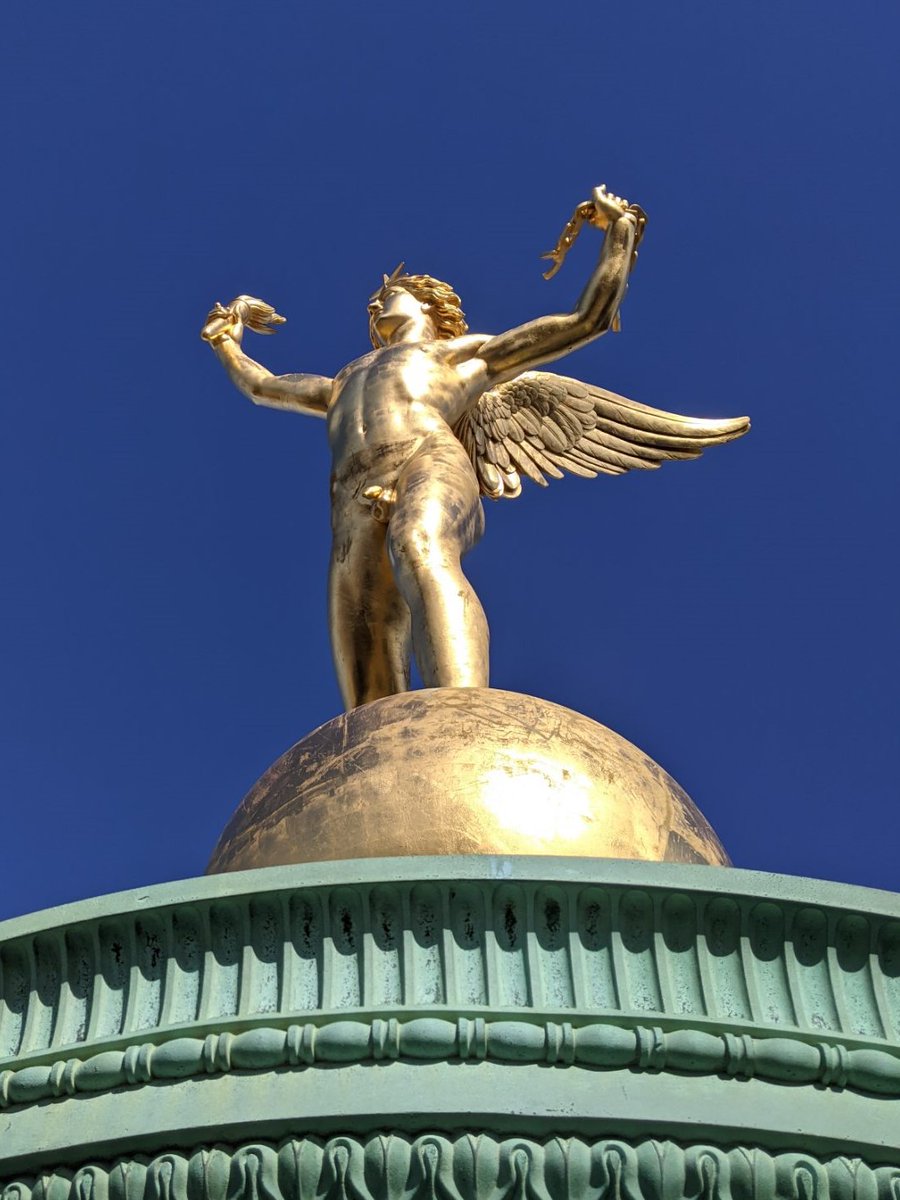 Sire, c'est une Révolution ! 🇫🇷
Les 27, 28 et 29 juillet 1830, les Trois Glorieuses portent Louis-Philippe au pouvoir. Pour rendre hommage aux insurgés, il ordonne la construction de la #ColonneDeJuillet, surmontée du Génie de la Liberté.