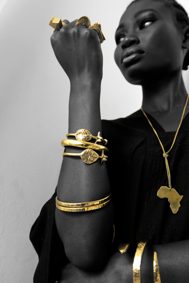 AdeleDejak's tweet photo. Take care of the little things—even the little things that you hate—and treat them as promises to your own future.

///Monday Motivation///

#Africanwoman #HandmadeinKenya #Africanfashion #Keyanbrand #Affordableluxury #africanstyle #africanaccessories #sustainablefashion https://t.co/UWsQcdIuAZ