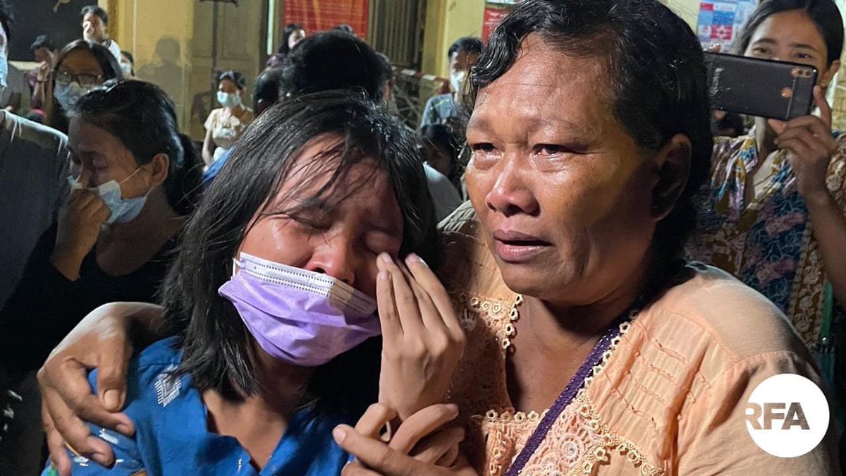Haruonchill's tweet photo. Scenes of unjustly detained political prisoners released from Insein prison at about 6:30pm on Oct18 after junta’s announcement to free 5,600 anti-coup prisoners.The majority of those released were charged with incitement for joining anti-regime protests.
#WhatsHappeningInMyanmar https://t.co/5bpiexUrS9