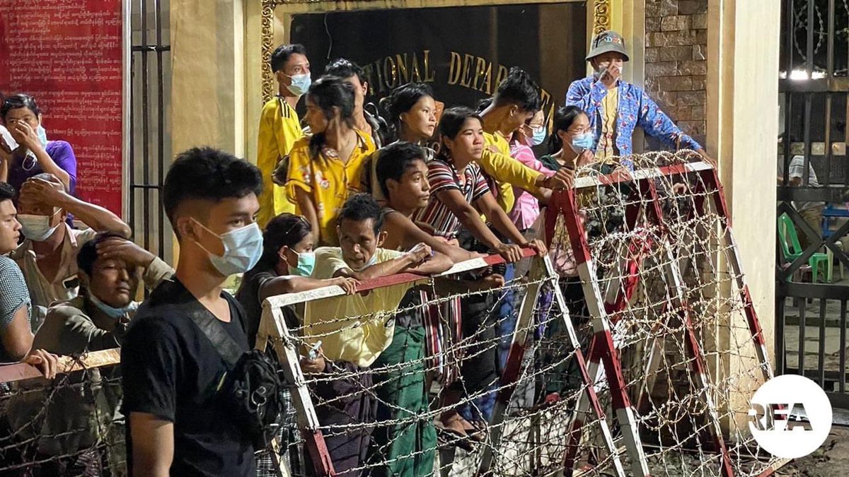 Haruonchill's tweet photo. Scenes of unjustly detained political prisoners released from Insein prison at about 6:30pm on Oct18 after junta’s announcement to free 5,600 anti-coup prisoners.The majority of those released were charged with incitement for joining anti-regime protests.
#WhatsHappeningInMyanmar https://t.co/5bpiexUrS9